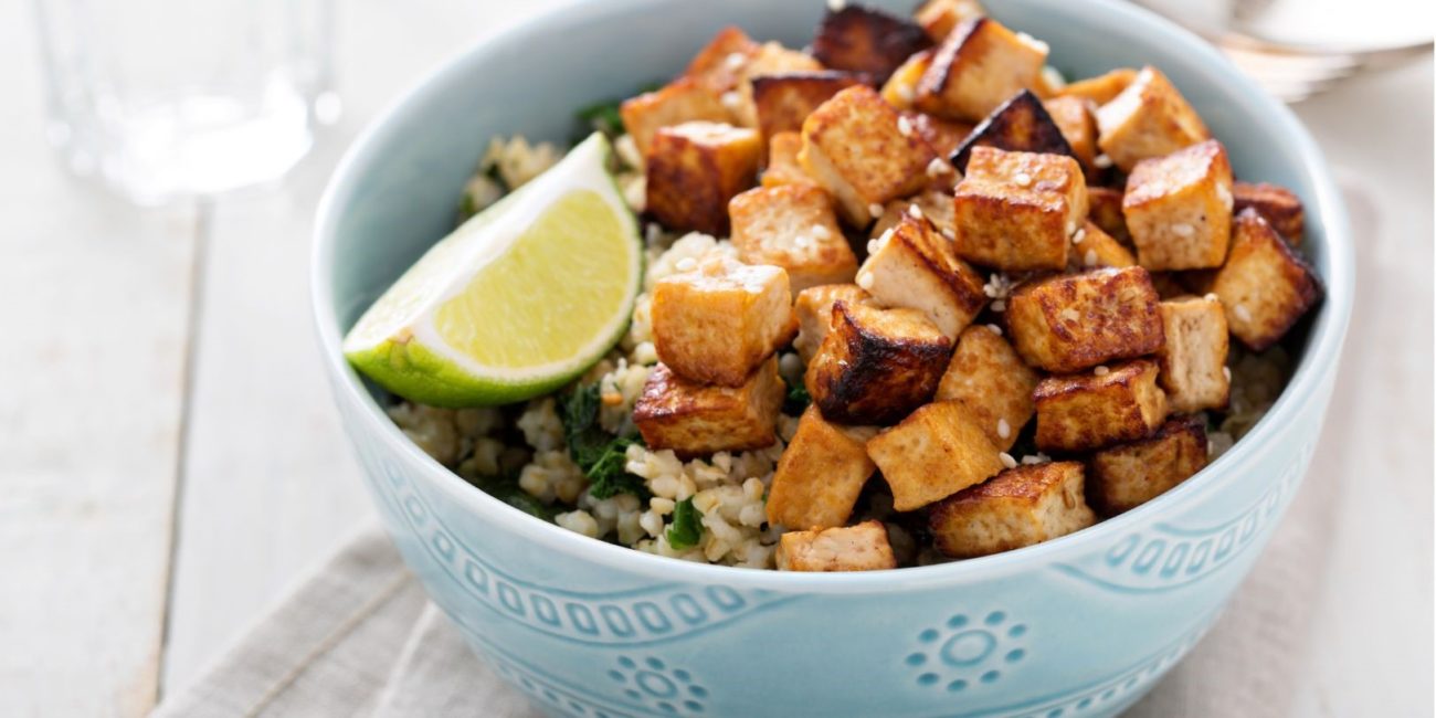 Plat végétarien avec du tofu dans un bol bleu