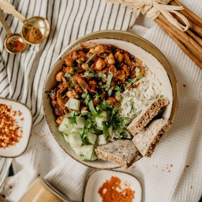 plat végétarien sur une table